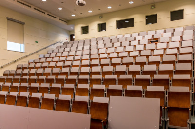 Leere Sitzreihen in Hörsaal einer Universität © pixabay