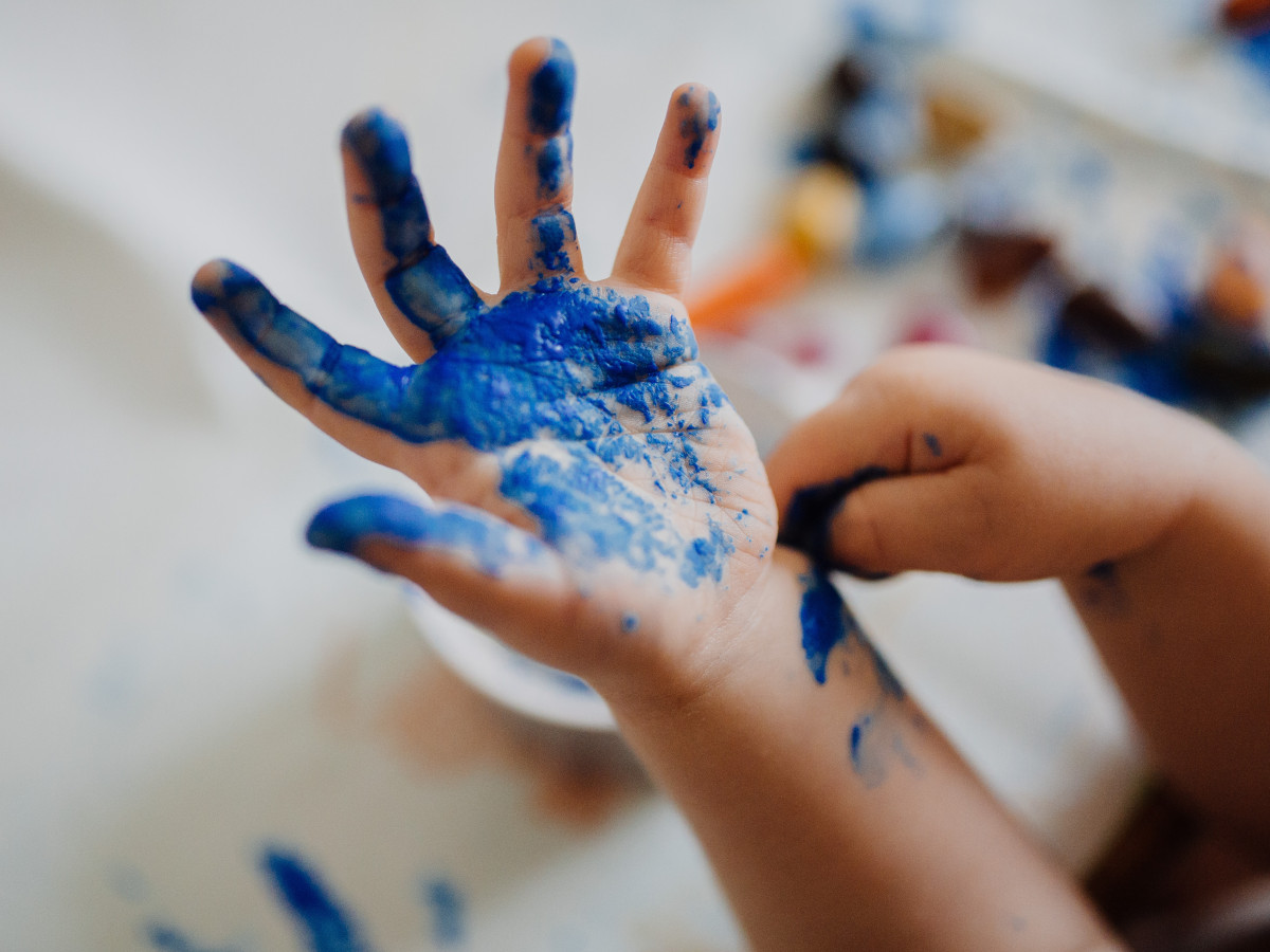 Antrag Jugendkunstschulen / Kinderhand mit Farbe (c) Phil Hearing | unsplash