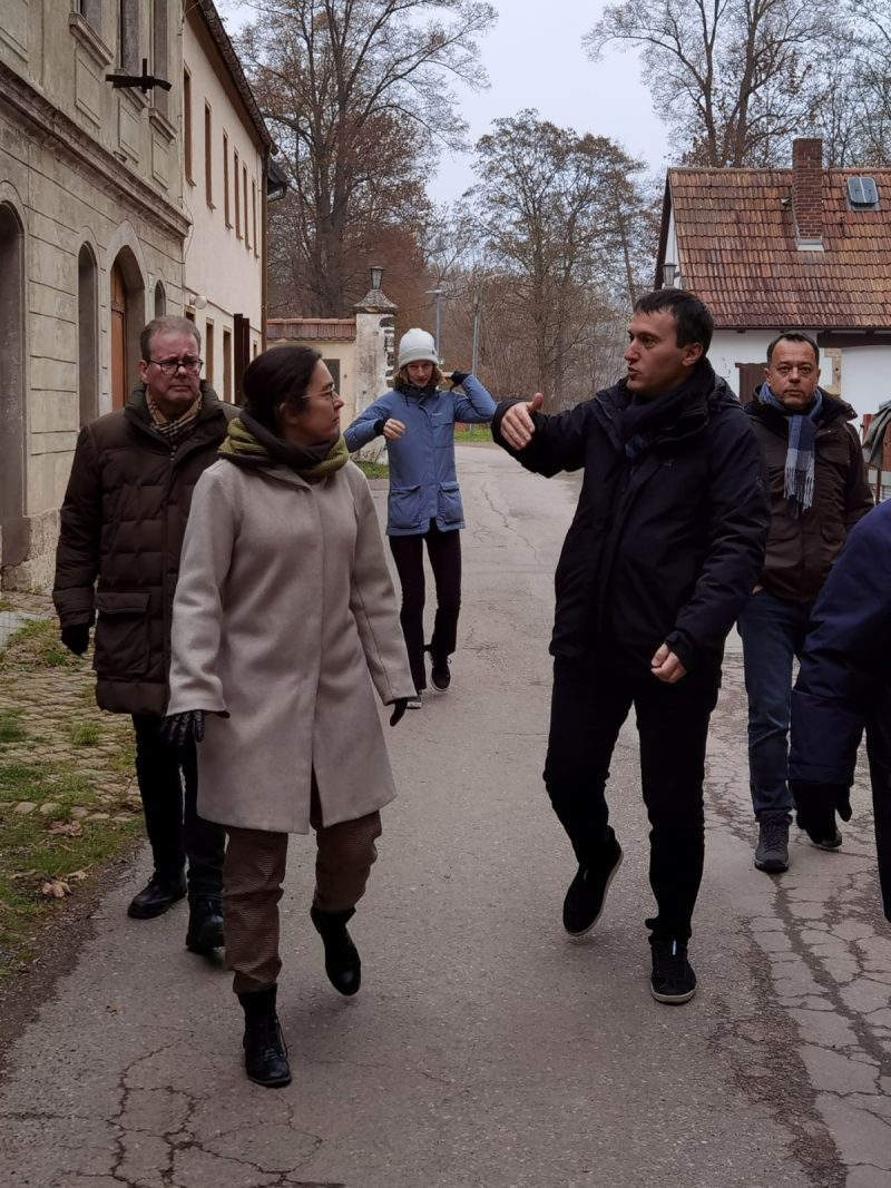 Claudia Maicher mit Vertreter*innen von Kommune und Land beim Rundgang über das Gelände des KZ Sachsenburgs
