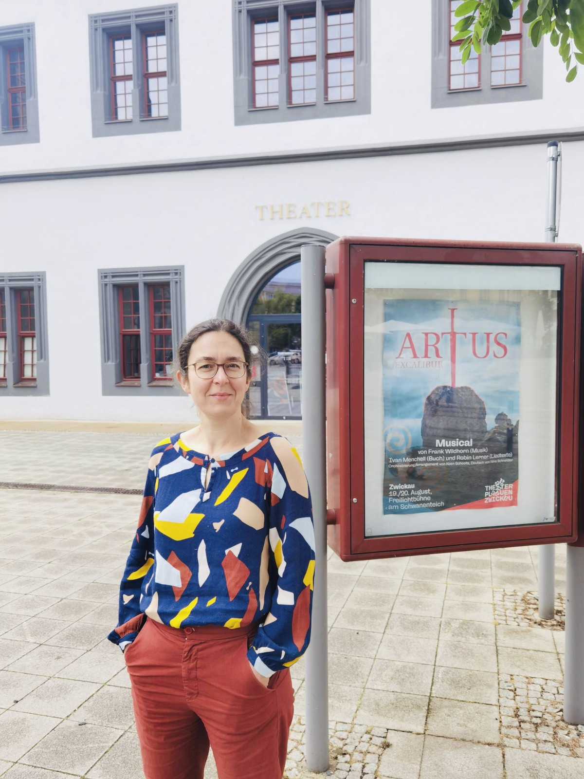 Claudia Maicher vor dem Theater Plauen-Zwickau