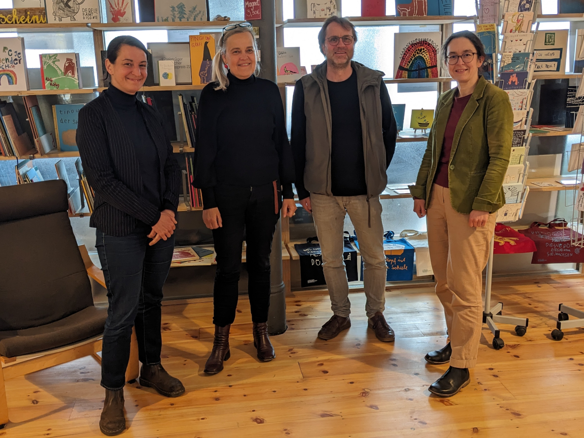 Claudia Maicher steht mit Christin Melcher, Birgit Schulze Wehninck und Sven Riemer vor einer Buchwand