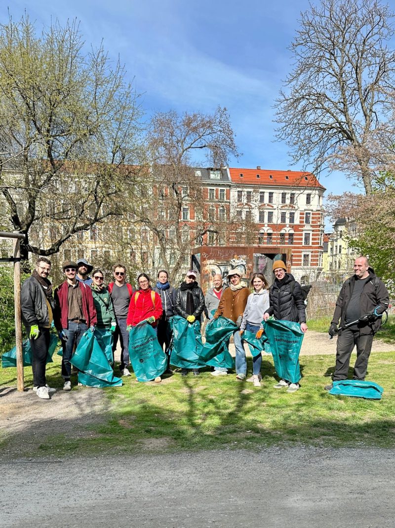 Aktive des Grünen Treff West Leipzig mit leeren Tüten bevor es losgeht zum traditionellen Frühjahrsputz.