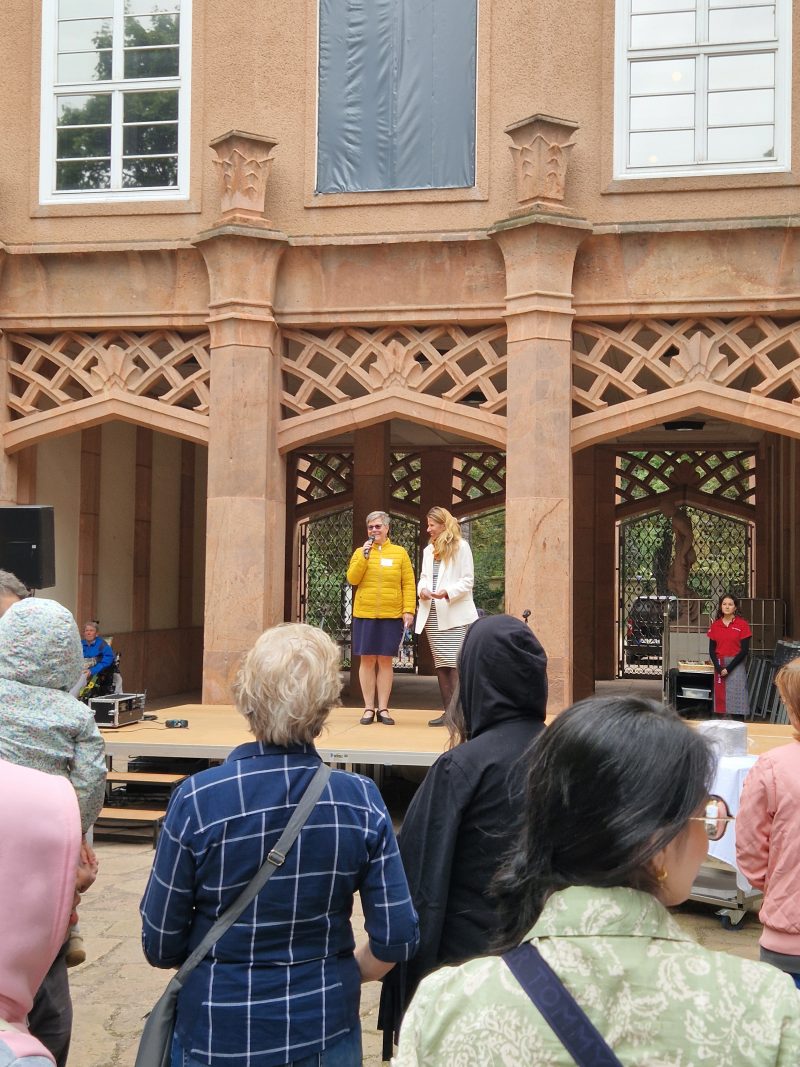 VErantwortliche des Wunderfinder Teams stehen auf einer Bühne im Grassi-Innenhof