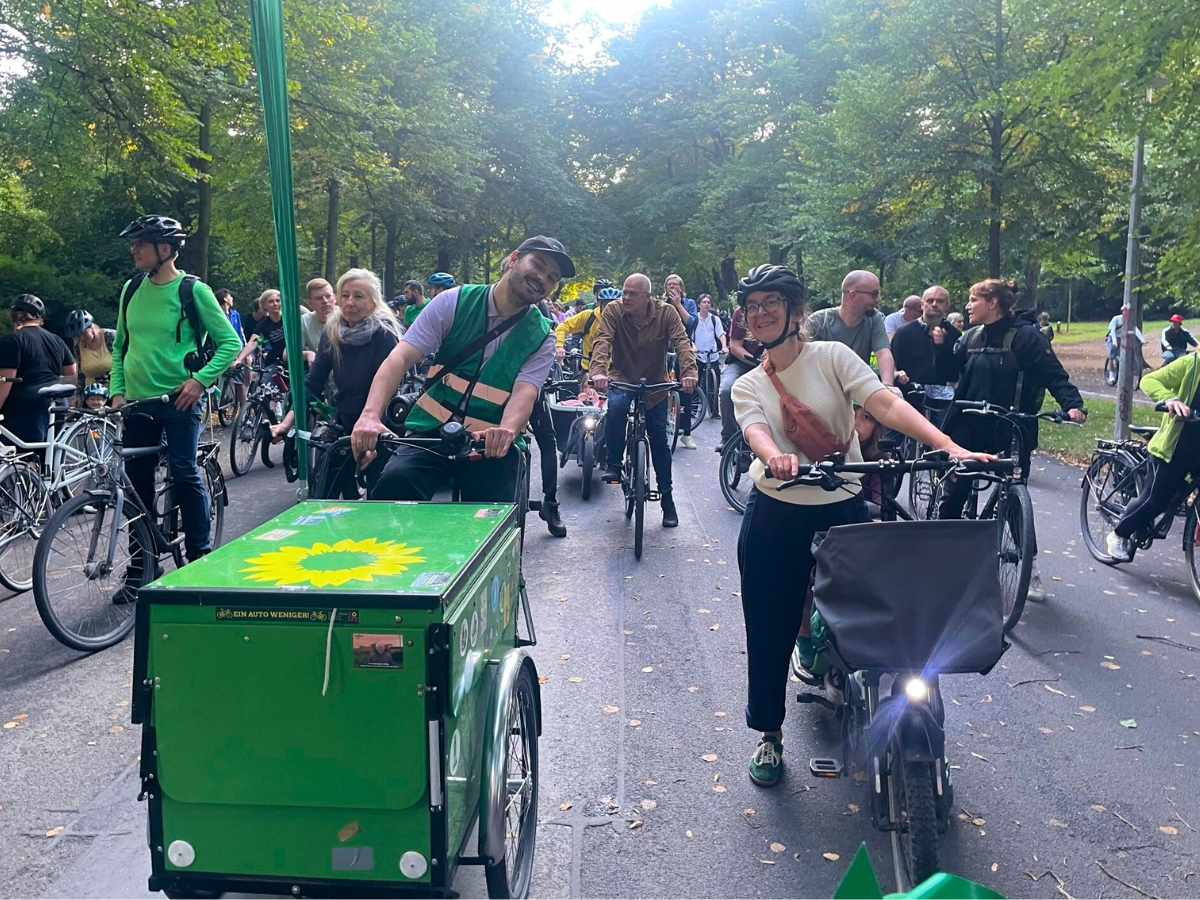 Claudia Maicher und andere KV Mitglieder rund um das grüne Lastenrad