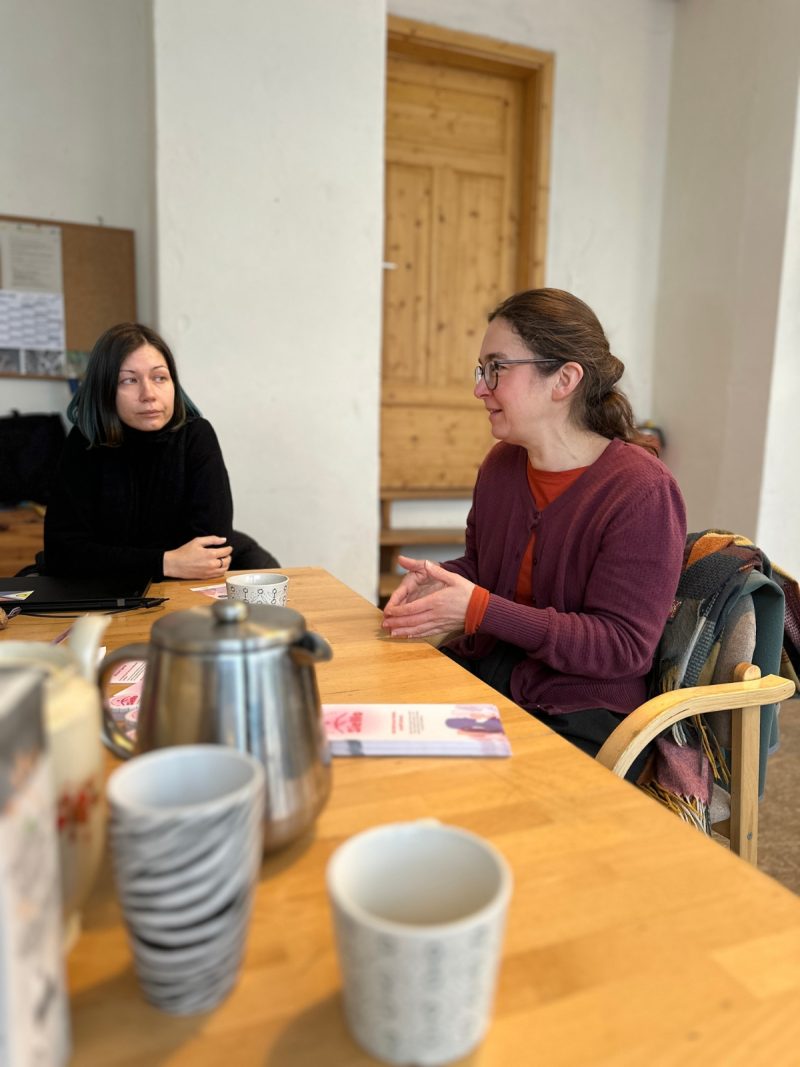 Claudia Maicher sitzt am Tisch und spricht