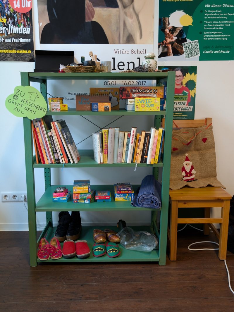 Regal voll mit Büchern, Spielen und Schuhen