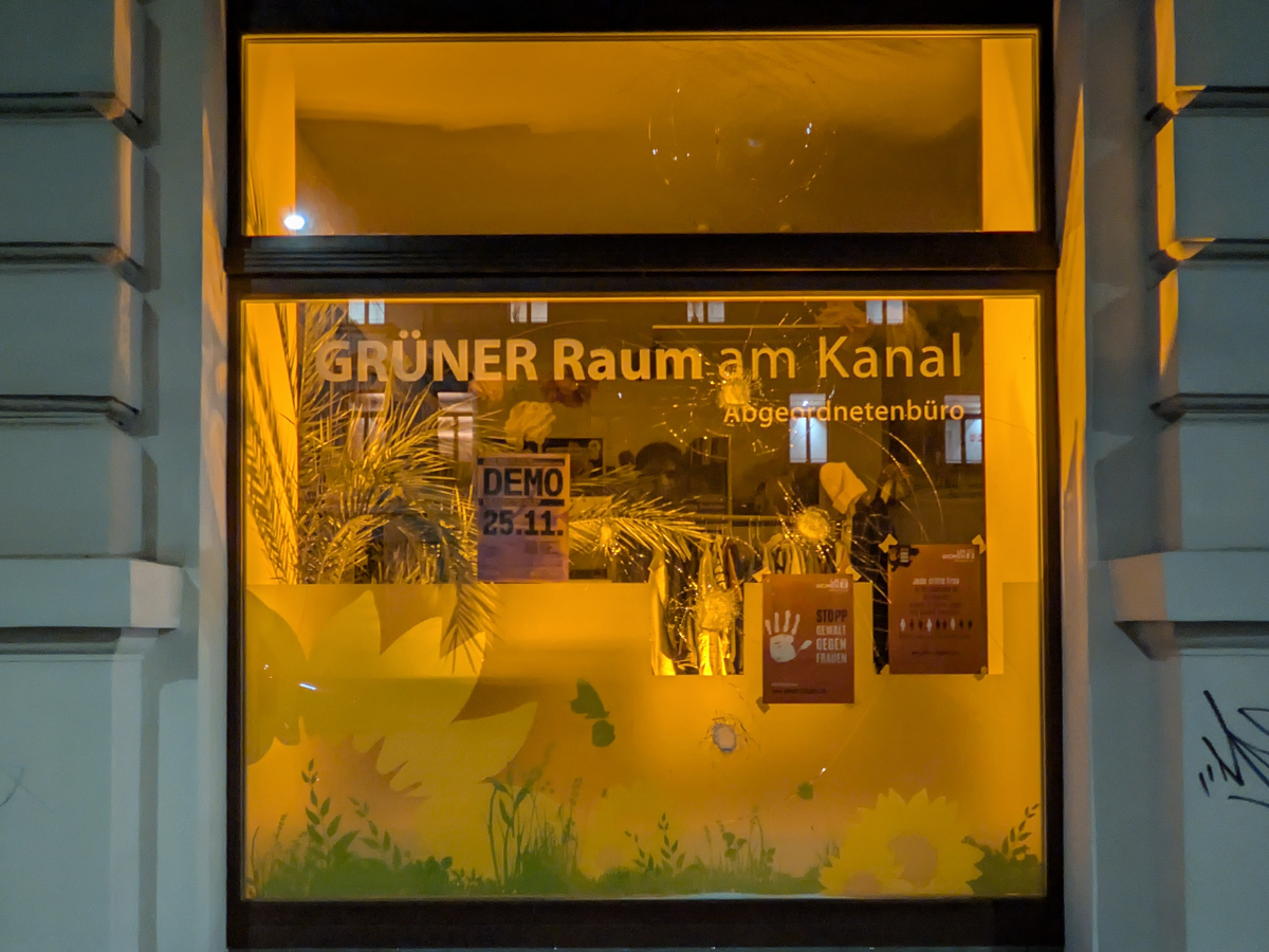 Orange beleuchtetes Schaufenster im Grünen Raum am Kanal