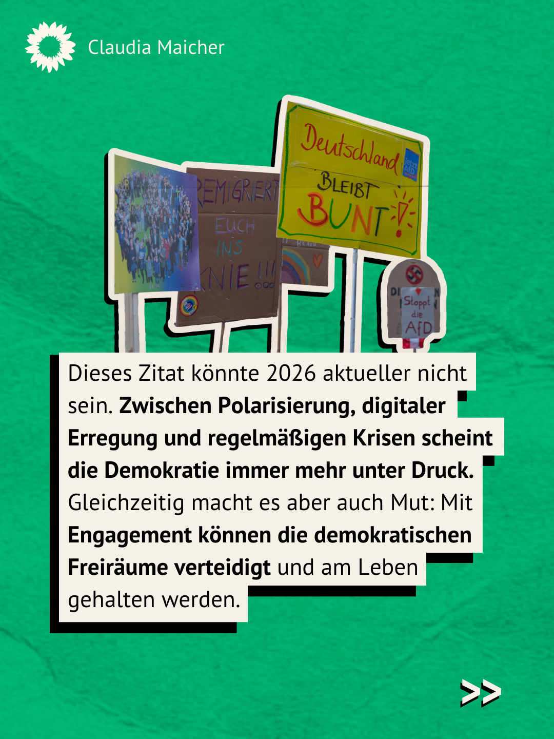 Türkiser Hintergrund, Bild von Anti-AfD Schildern auf einer Demo darunter Textkasten: Dieses Zitat könnte 2026 aktueller nicht sein. Zwischen Polarisierung, digitaler Erregung und regelmäßigen Krisen scheint die Demokratie immer mehr unter Druck. Gleichzeitig macht es aber auch Mut: Mit Engagement können die demokratischen Freiräume verteidigt und am Leben gehalten werden.