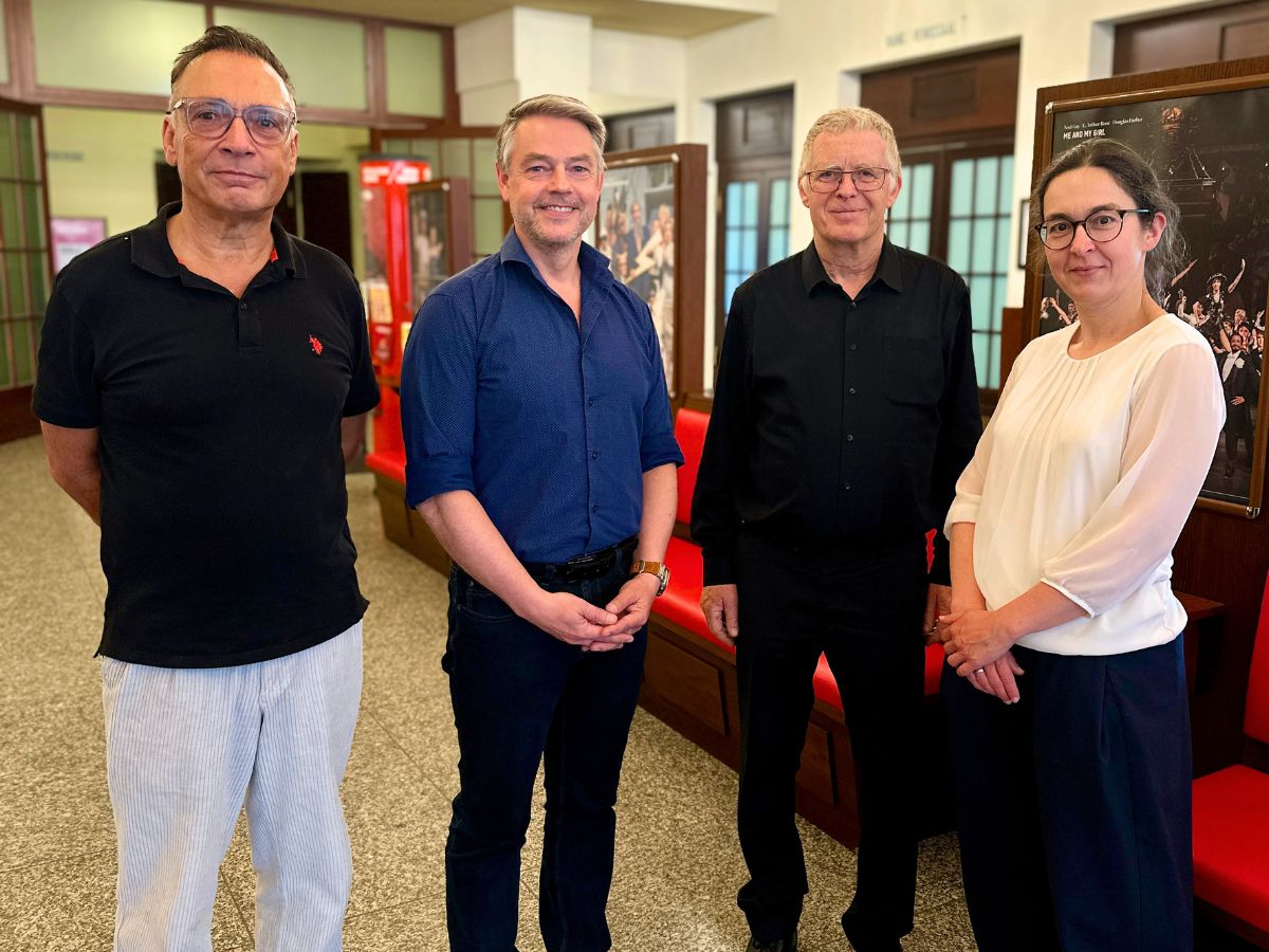 Claudia Maicher im Foyer der Musikalischen Komödie zusammen mit Direktor Torsten Rose, dem technischen Leiter Frank Schmutzler und Orchestermusiker Sergio Glaser.