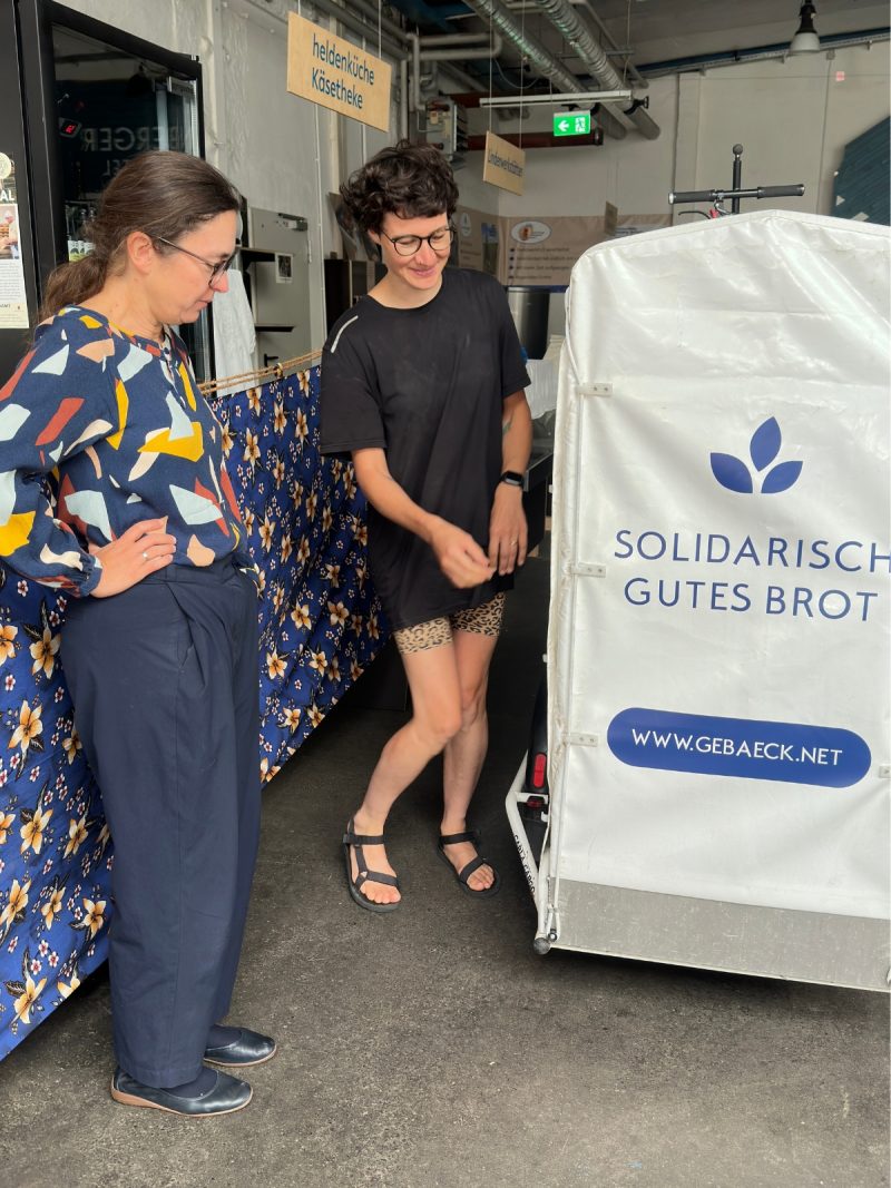 Claudia Maicher und Sarah von Ge:Bäck mit dem Lieferlastenrad